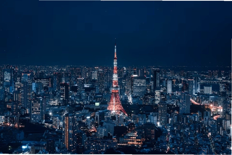 Tháp Tokyo và đường chân trời các tòa nhà cao tầng về đêm