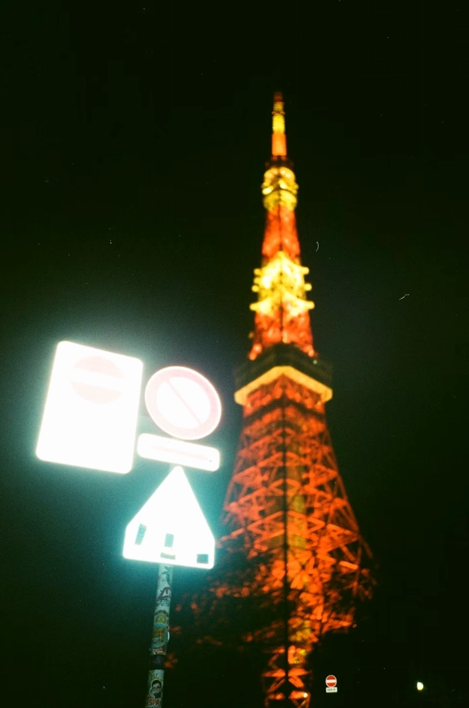 Tháp Tokyo về đêm với các biển báo phát sáng trên đường