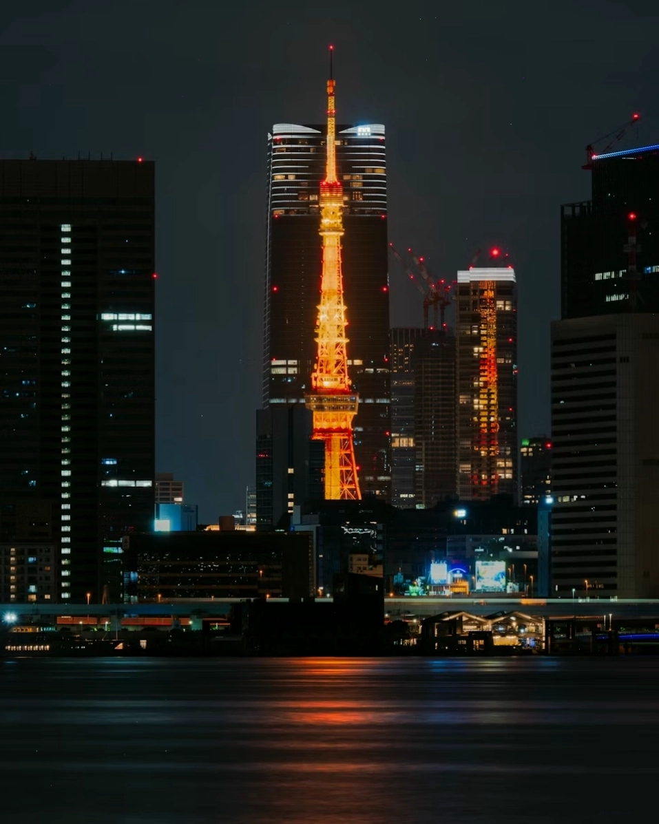 Tháp Tokyo về đêm với đường chân trời các tòa nhà