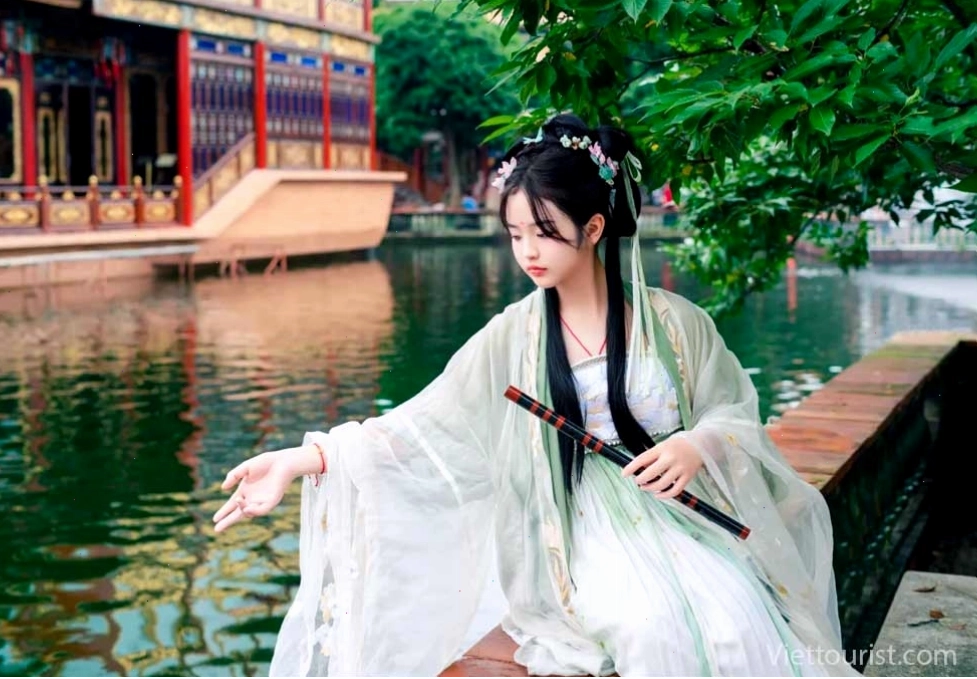 Tháp truyền hình Quảng Châu sừng sững về đêm