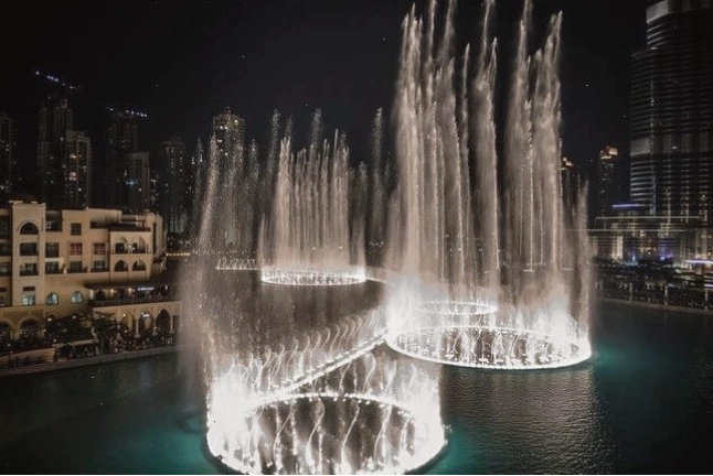 The Dubai Fountain thu hút hàng ngàn khách du lịch Dubai