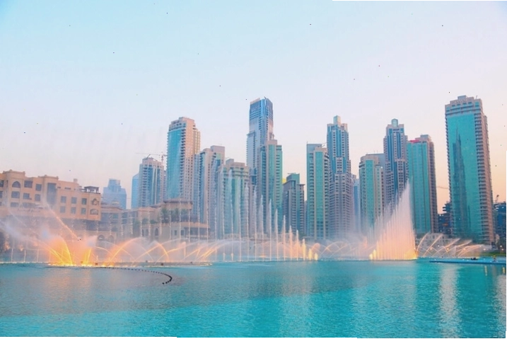 The Dubai Fountain vẫn luôn rực rỡ dù cho ban ngày hay ban đêm