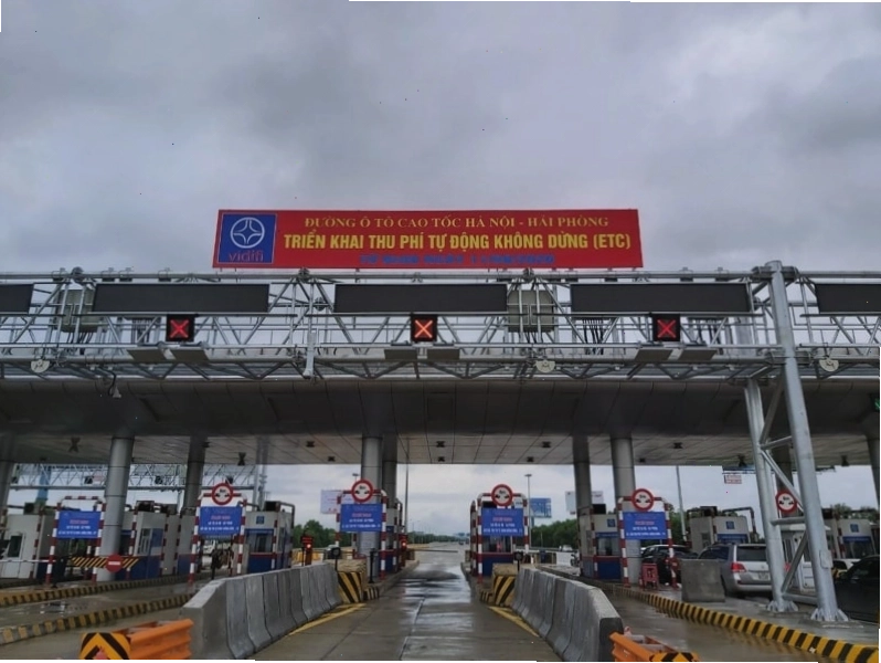 Thẻ thu phí không dừng ETC được dán trên kính lái ô tô
