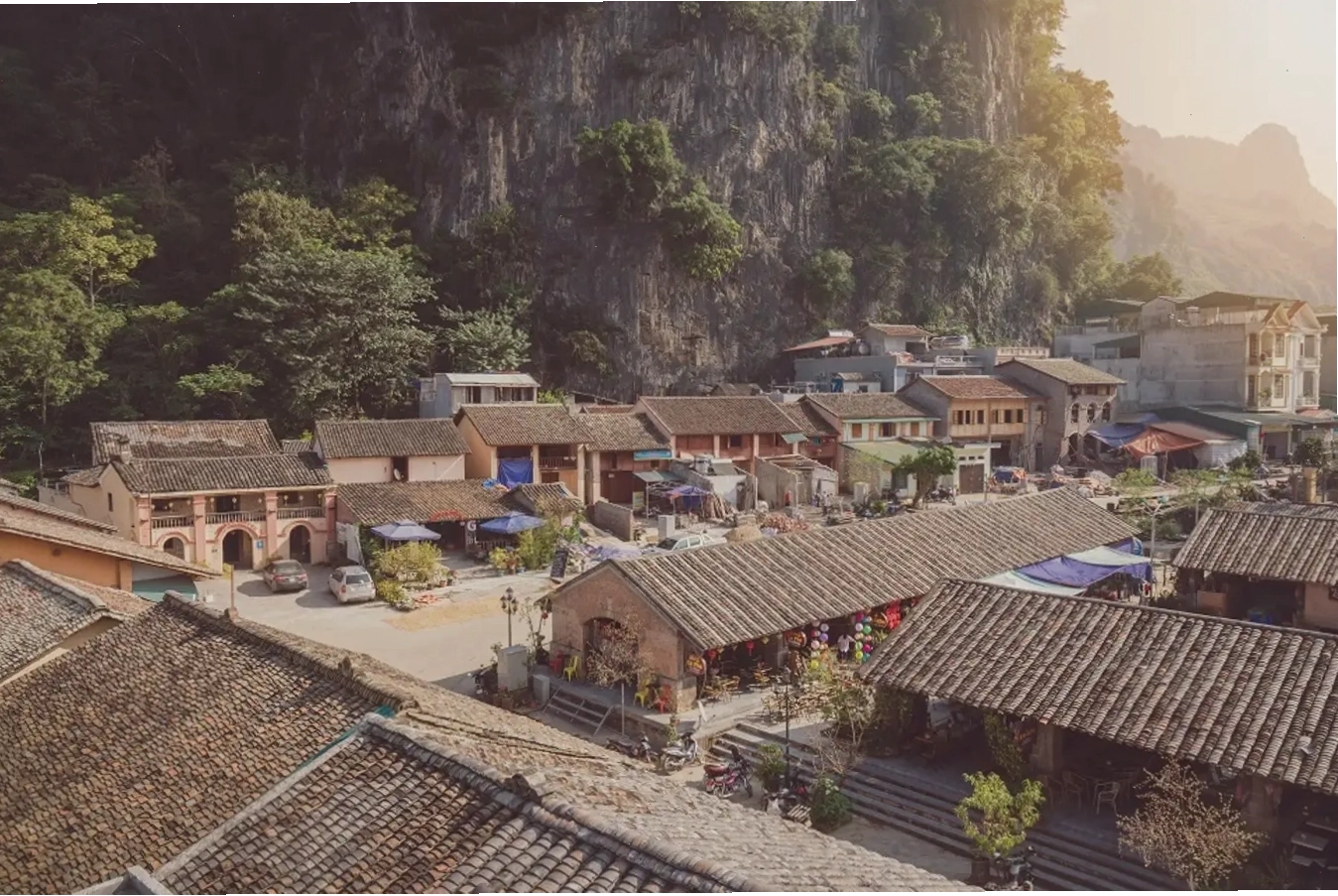 Thị trấn Đồng Văn thu hút du khách bởi nét đẹp cổ kính đặc biệt