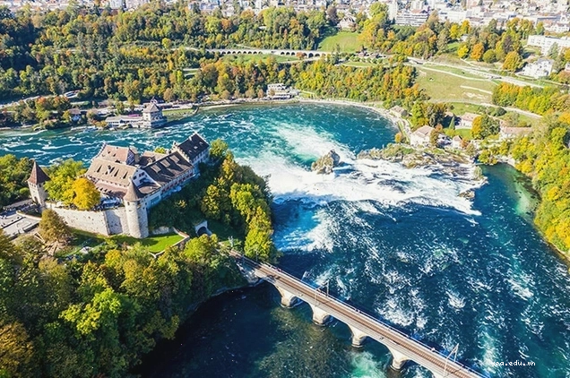 Thị trấn Interlaken nằm giữa hai hồ nước thơ mộng
