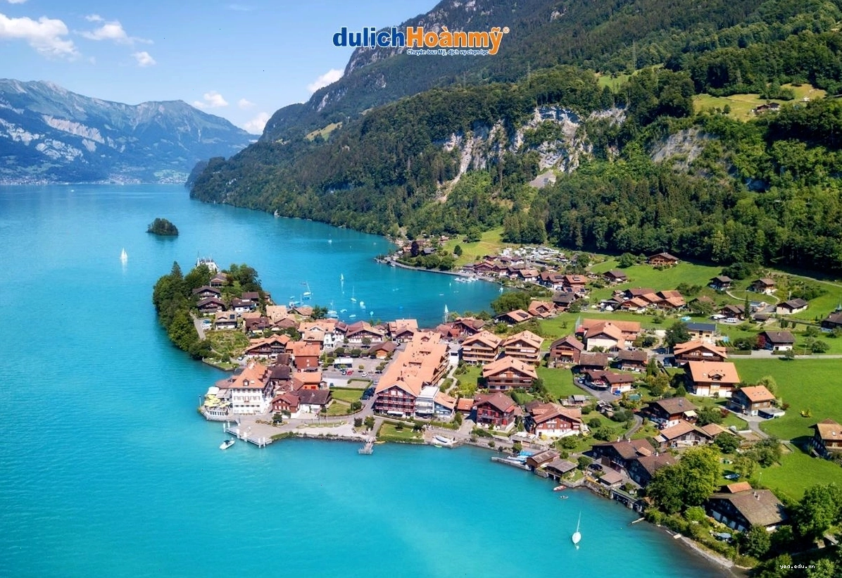 Thị trấn Interlaken nằm giữa hai hồ nước tuyệt đẹp