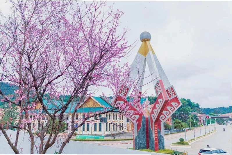 Thị trấn Sầm Nưa Lào với biểu tượng Suan Keo Lak Meung