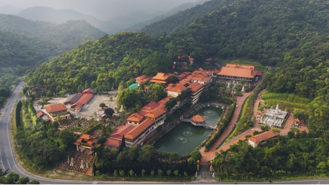 Thiền Viện Trúc Lâm Yên Tử thanh tịnh và trang nghiêm giữa không gian núi rừng