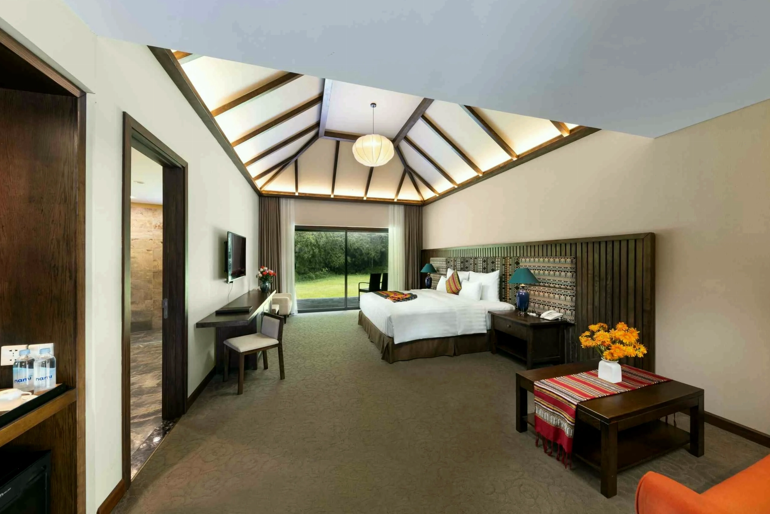 Thiết kế phòng tắm với bồn khoáng nóng trong biệt thự Serena Resort