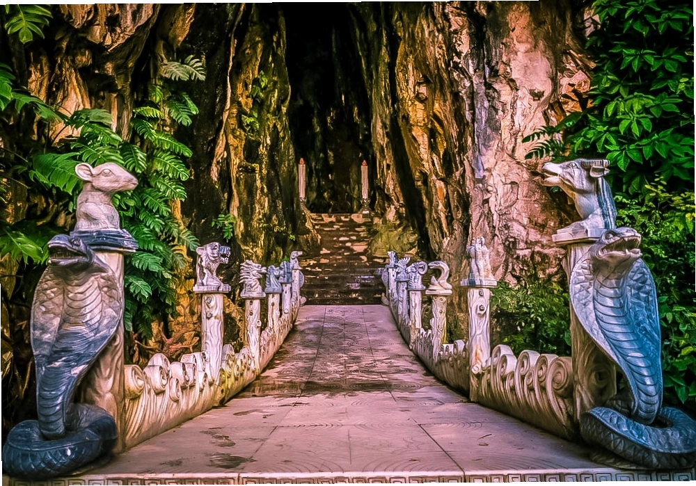 Thổ Sơn với hình dáng rồng nằm trên bãi cát