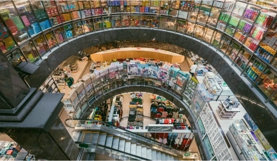 Thời tiết Singapore từ tháng 6 đến tháng 8 tuy có mưa nhưng lại là thời điểm vàng để mua sắm