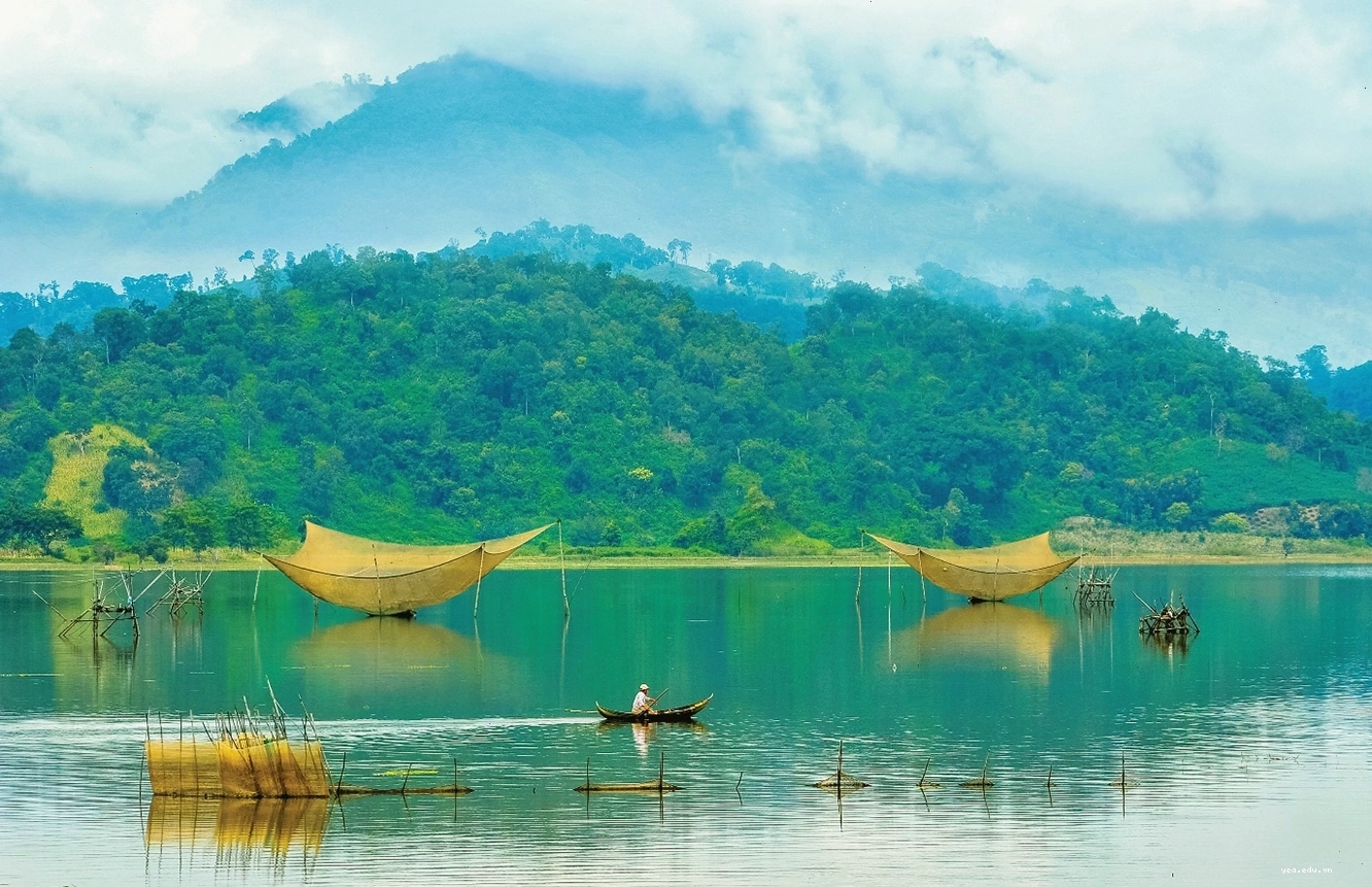 Thư giãn trên thuyền độc mộc bên hồ Lắk xanh biếc