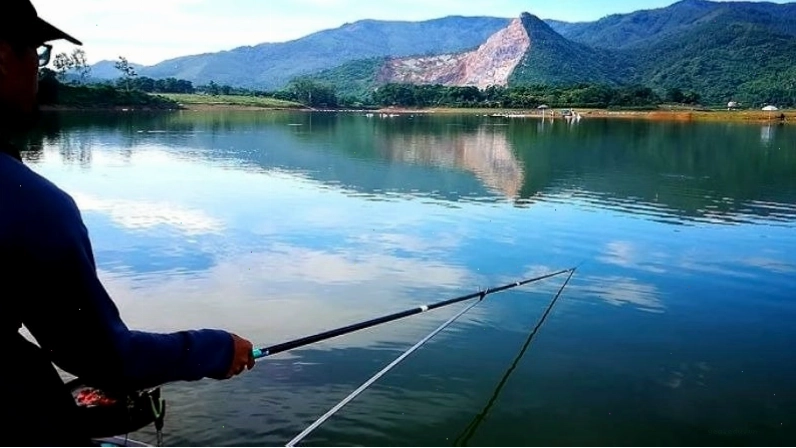 Thư giãn với thú vui câu cá bên bờ Đập Đồng Chanh