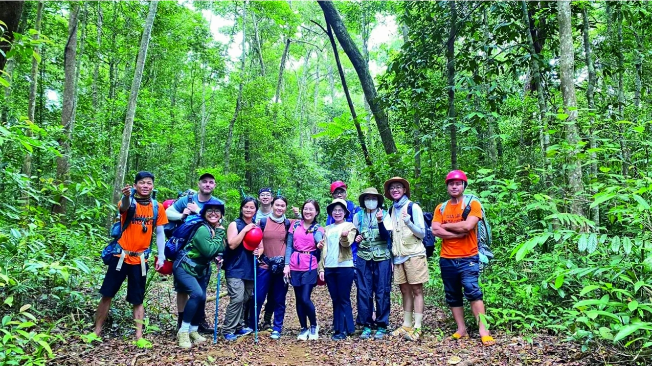 Thử thách trekking mùa hè khám phá thác K50.