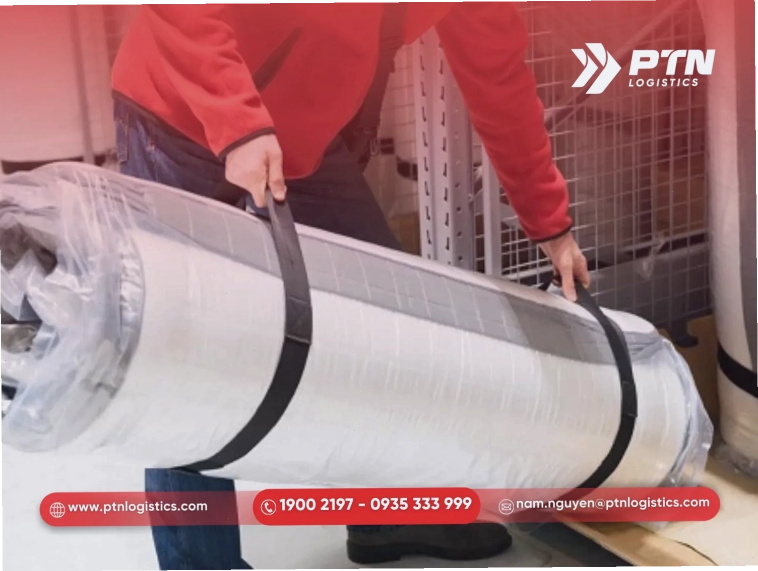 Thực hiện hút chân không và cuộn tròn nệm để tiết kiệm không gian