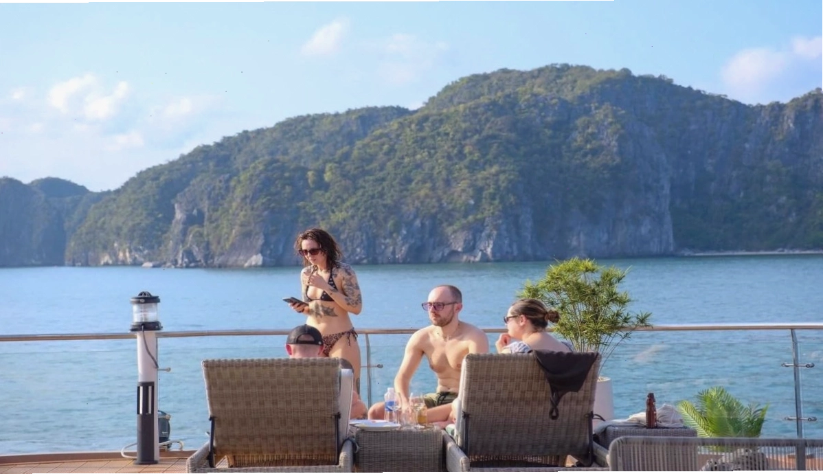 Thuê thuyền riêng ở Vịnh Lan Hạ