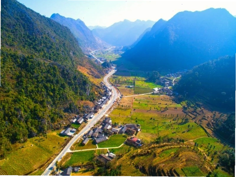 Thung lũng Sủng Là nhìn từ trên cao với những nếp nhà trình tường