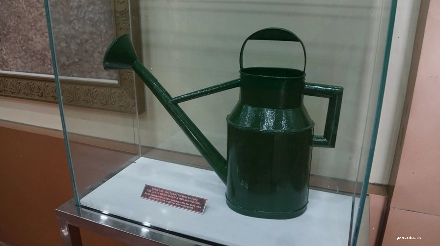 Thùng tưới cây Bác Hồ dùng khi ở Việt Bắc