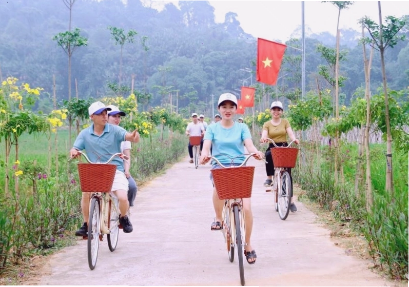 Thưởng thức bánh giày giã tay đặc sản Tân Trào