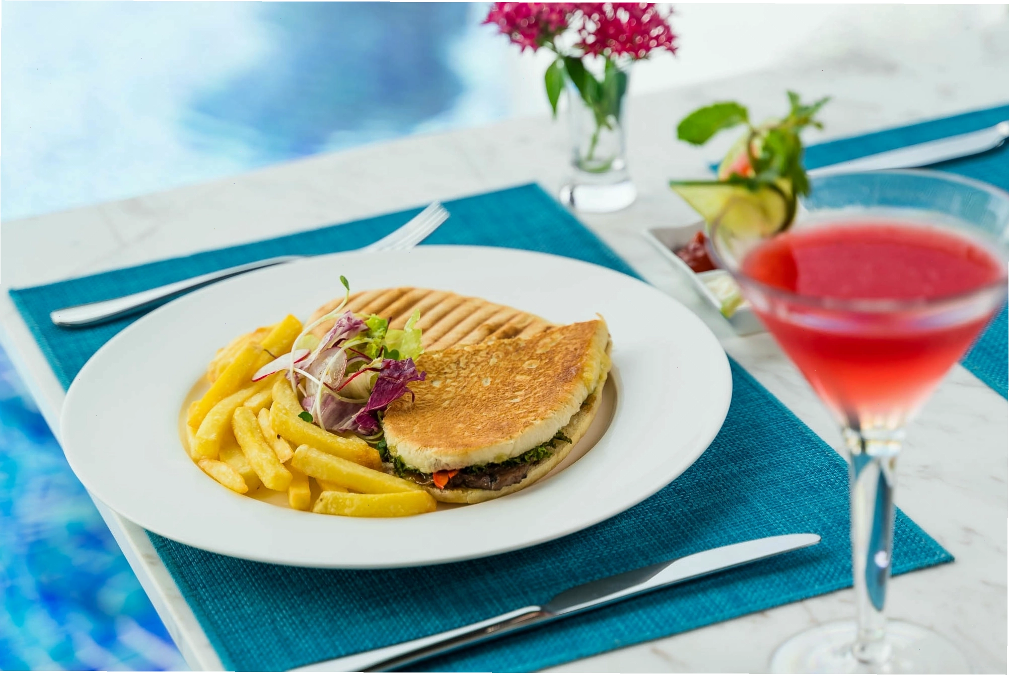Thưởng thức cocktail tại Oasis Pool Bar bên hồ bơi