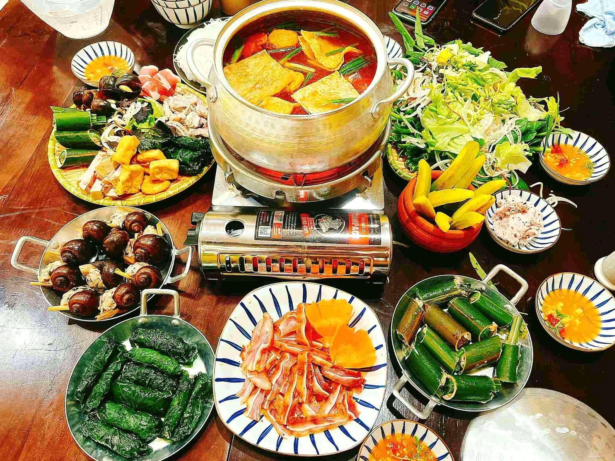 Thưởng thức lẩu ốc nóng hổi trong chuyến đi Bắc Ninh