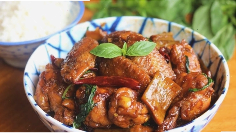 Thưởng thức món gà ba chén