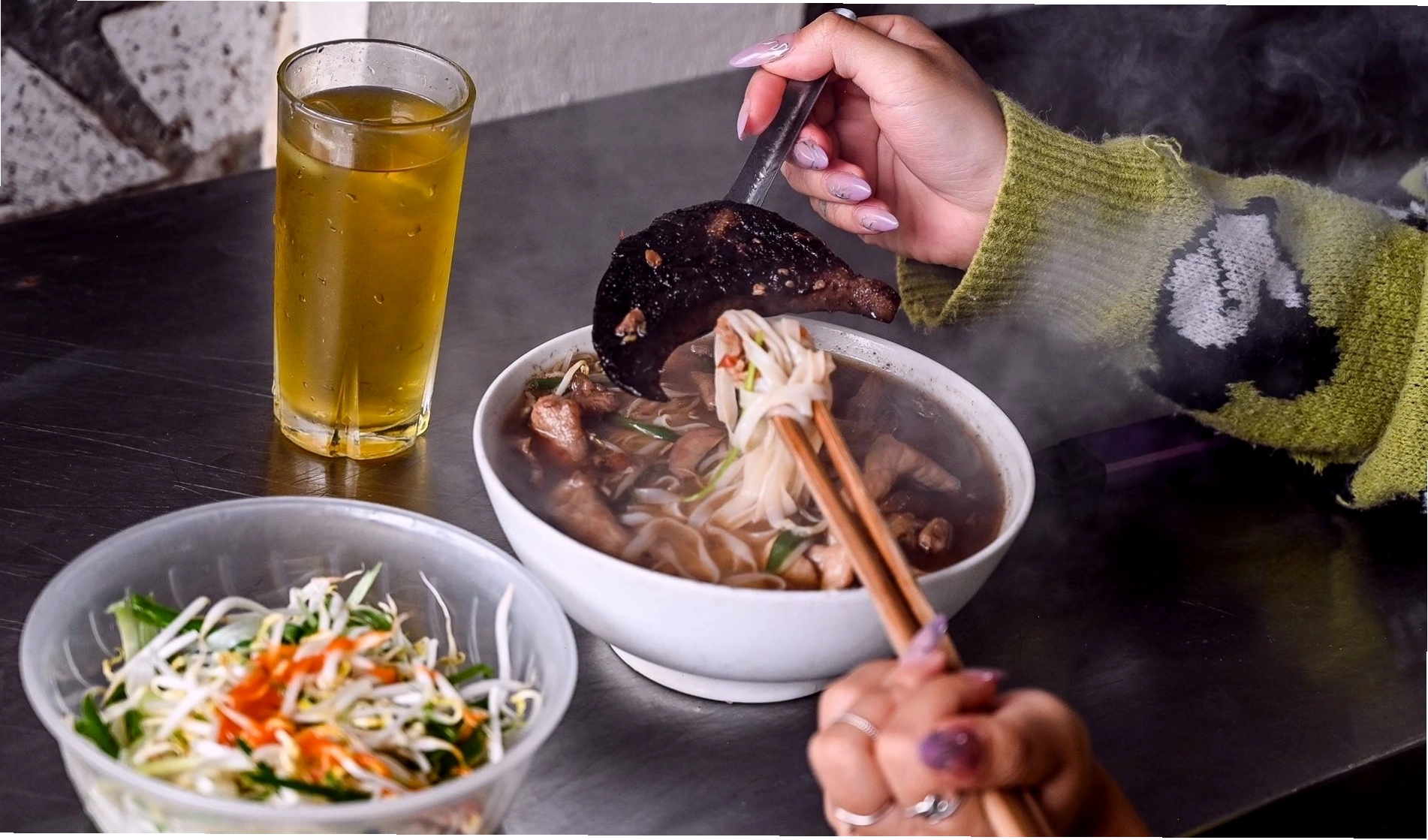 Thưởng thức phở gan cháy thơm ngon khi du lịch Bắc Ninh