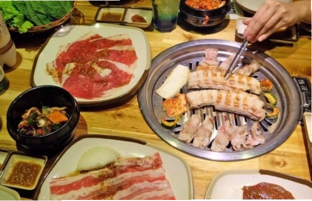 Thưởng thức thịt nướng BBQ tại nhà hàng ở Hongdae