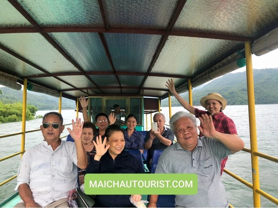 Thuyền đánh cá trên lòng hồ Sông Đà