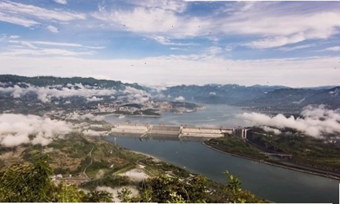 Thuyền di chuyển qua khu vực Đập Tam Hiệp