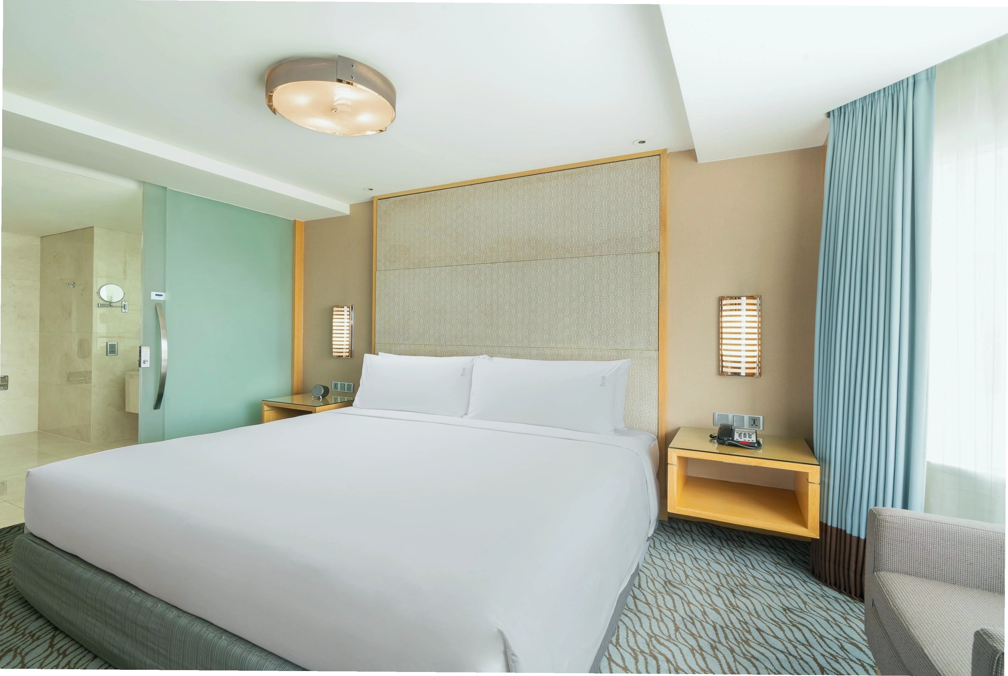 Tiện nghi phòng ngủ tại Holiday Inn Bangkok Silom