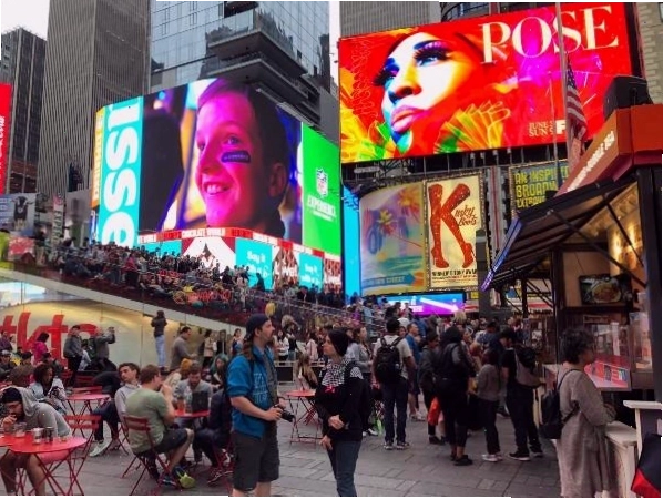 Times Square tập trung rất đông quán cafe, shopping, cửa hàng bán đồ lưu niệm