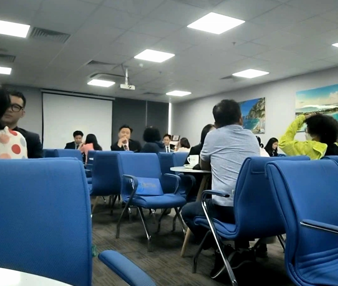 Tin nhắn mời tham dự chương trình với quà tặng hấp dẫn từ đơn vị tự xưng là Việt Nam Airline
