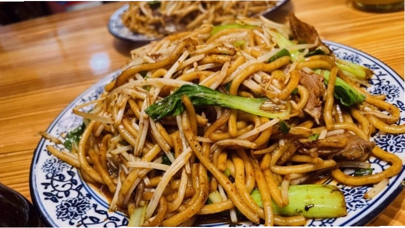 Tô mì trộn cay đầy màu sắc và hấp dẫn