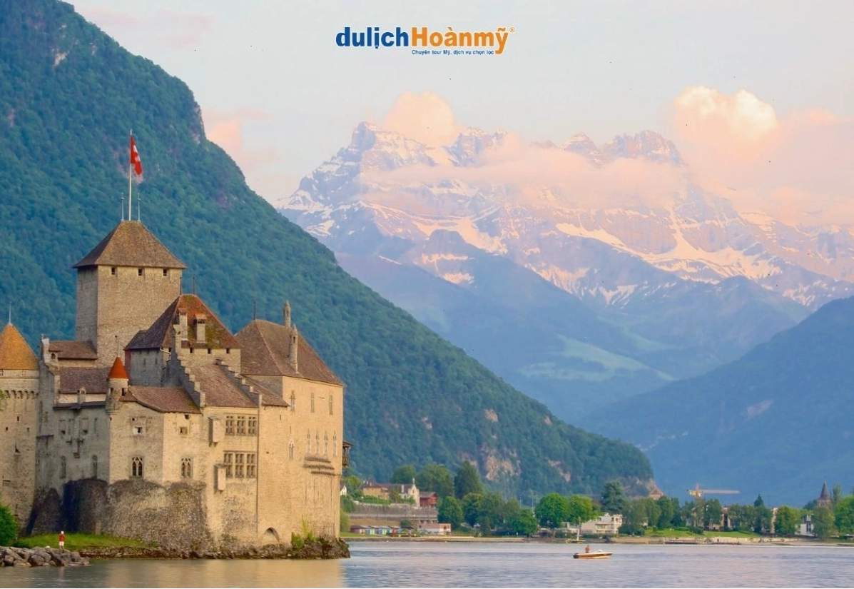 Tòa lâu đài Chateau de Chillon cổ kính soi bóng xuống hồ Geneva