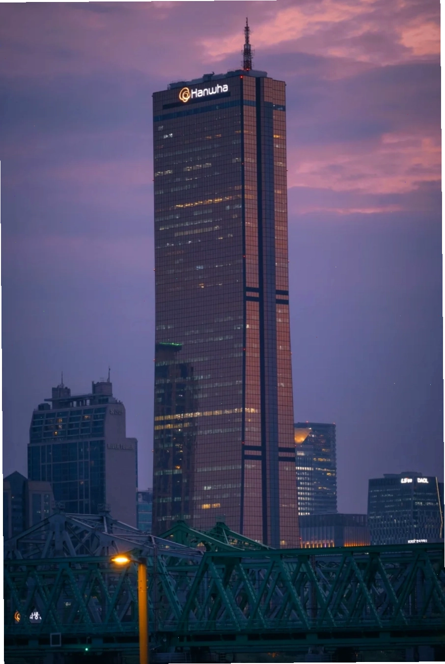 Tòa nhà 63, một biểu tượng nổi tiếng của Seoul về đêm