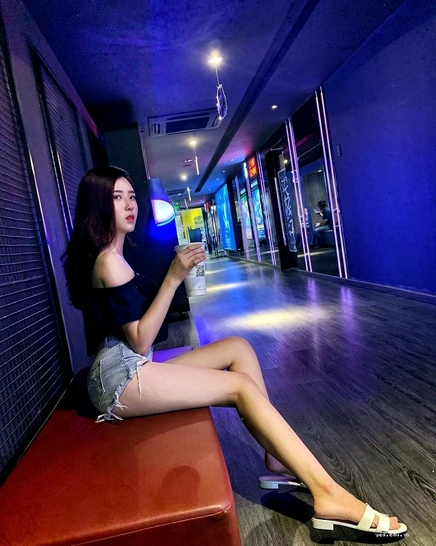 Tòa nhà Bitexco nhìn từ dưới lên
