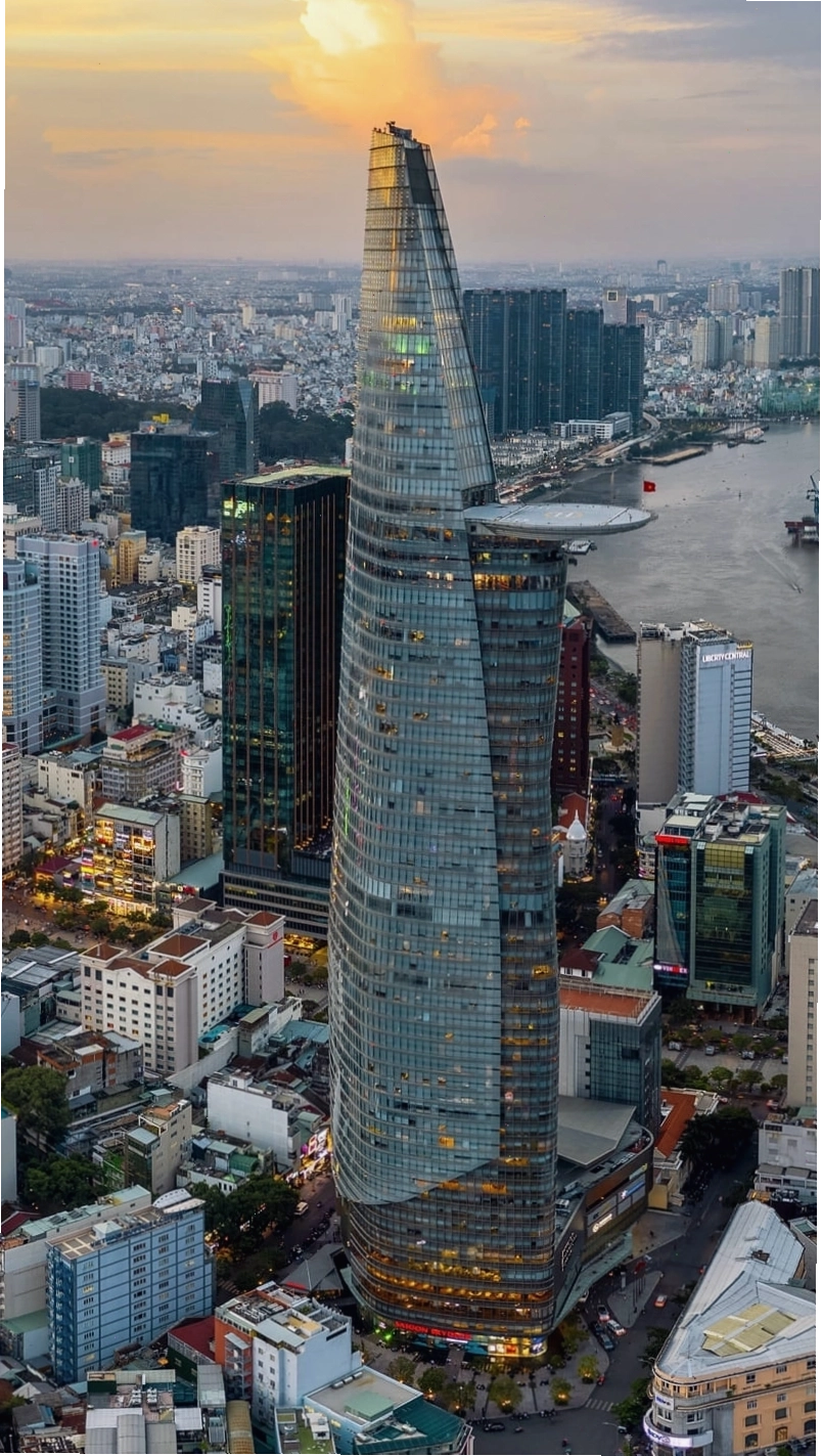 Tòa nhà Bitexco với kiến trúc độc đáo trên nền trời xanh