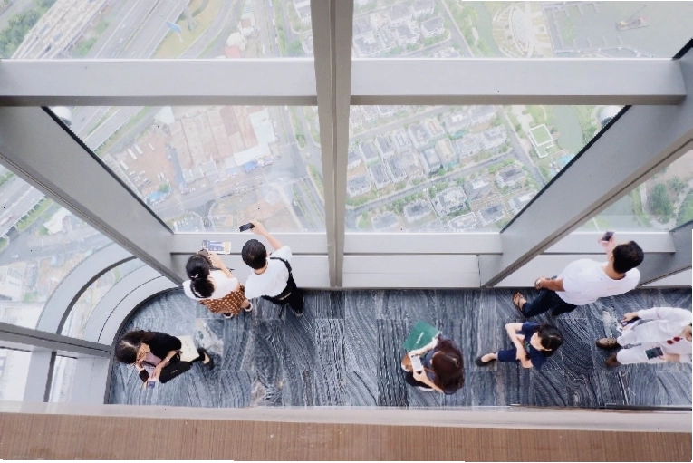 Tòa nhà Landmark 81 sừng sững nhìn từ xa