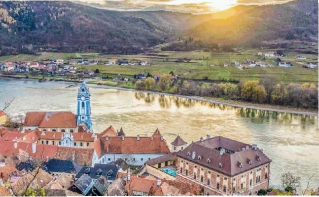 Tòa nhà Quốc hội Hungary nhìn ra sông Danube