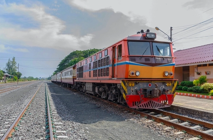Toa tàu hiện đại di chuyển trên đường ray đến Chiang Mai