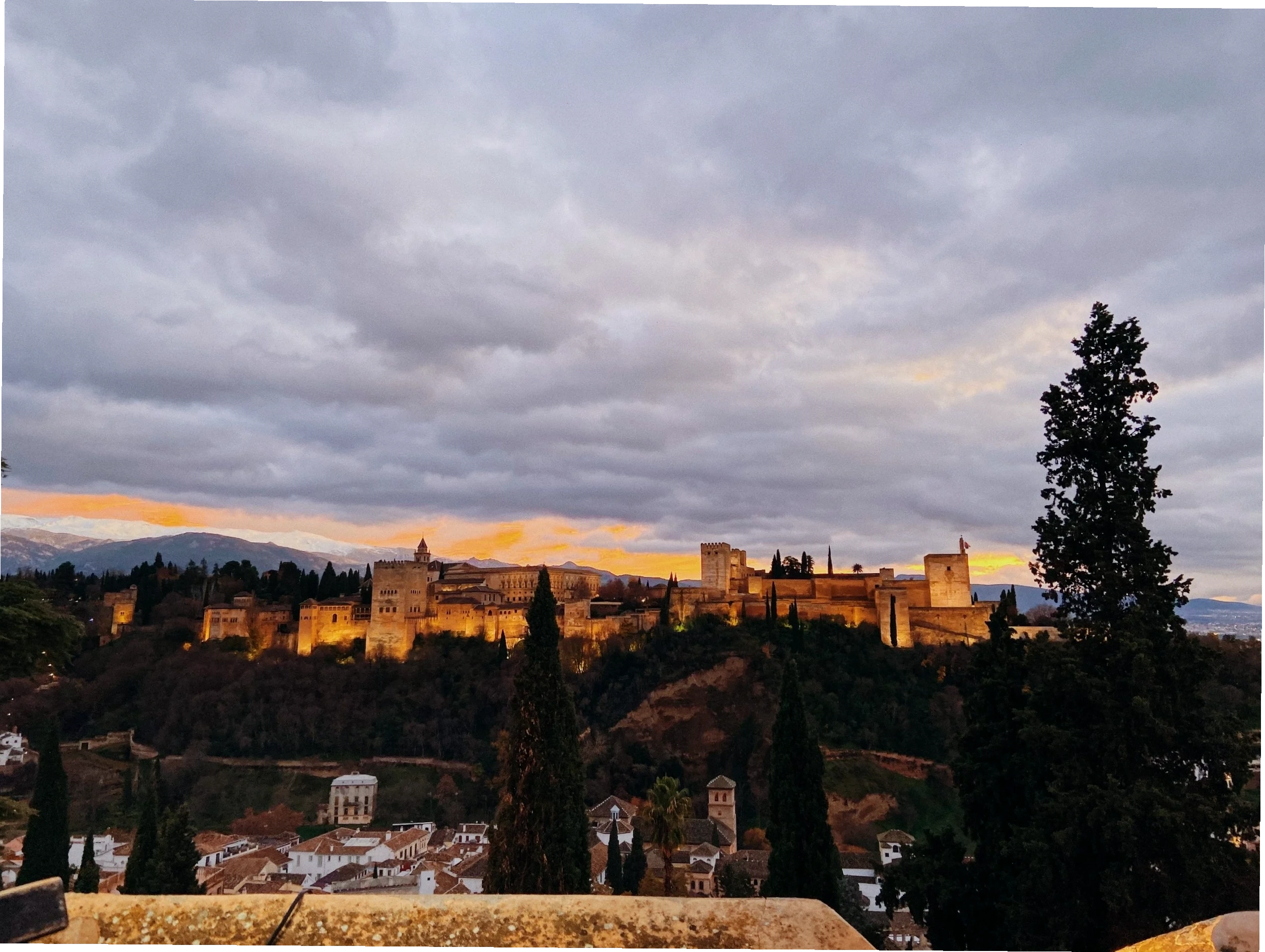Toàn cảnh Alhambra nhìn từ xa vào lúc bình minh tại Granada