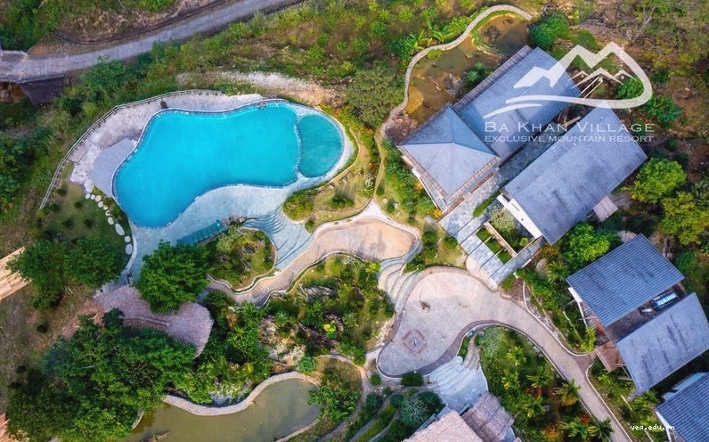 Toàn cảnh Ba Khan Village Resort nhìn ra hồ Hòa Bình