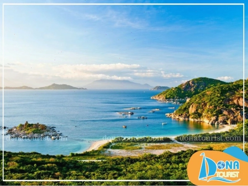 Toàn cảnh bãi biển Ninh Chữ với bờ cát trắng và làn nước trong xanh