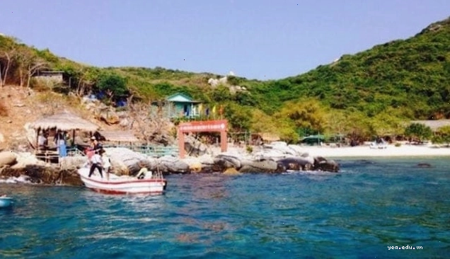 Toàn cảnh bãi tắm Hà Tiên với bờ cát trắng và làn nước trong xanh