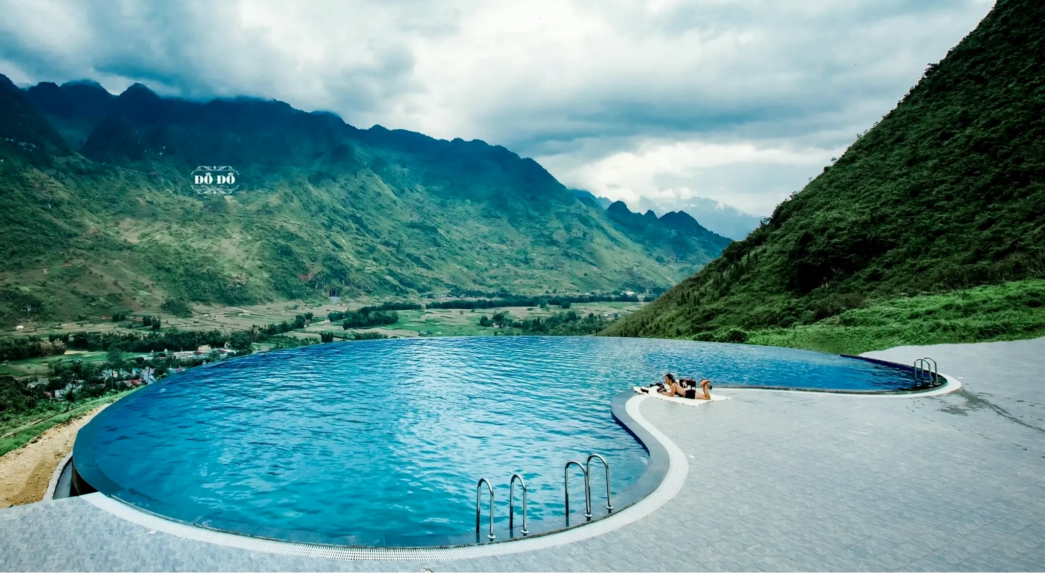 Toàn cảnh bể bơi vô cực H'mong Village Resort nhìn từ trên cao