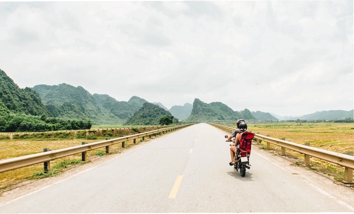 Toàn cảnh bên trong hang Sơn Đoòng với các khối thạch nhũ khổng lồ