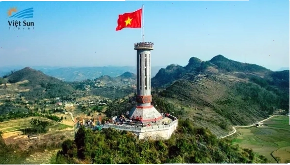Toàn cảnh cao nguyên đá Hà Giang mùa đông với những cung đường đèo uốn lượn