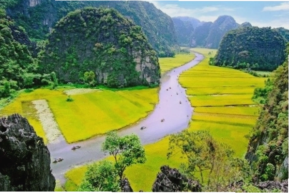 Toàn cảnh chùa Tam Chúc nhìn từ trên cao với hồ nước và núi đá vôi hùng vĩ