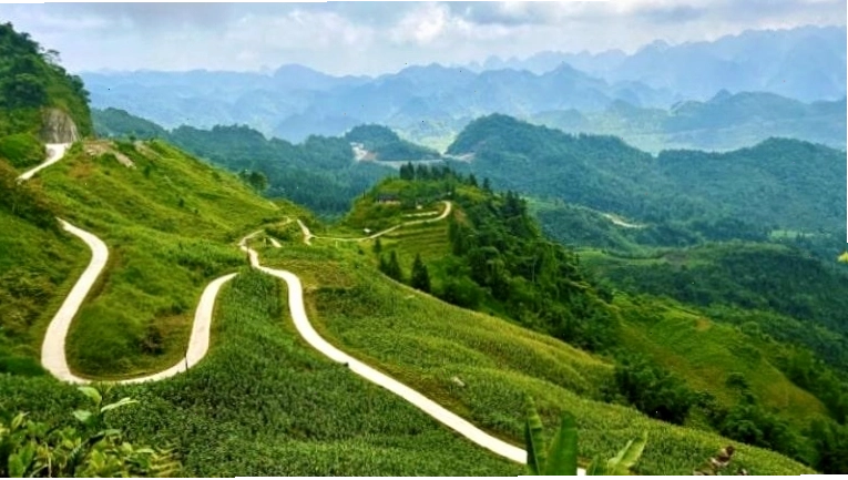Toàn cảnh Cổng Trời Quản Bạ nhìn từ xa, bao quát núi đôi và thung lũng